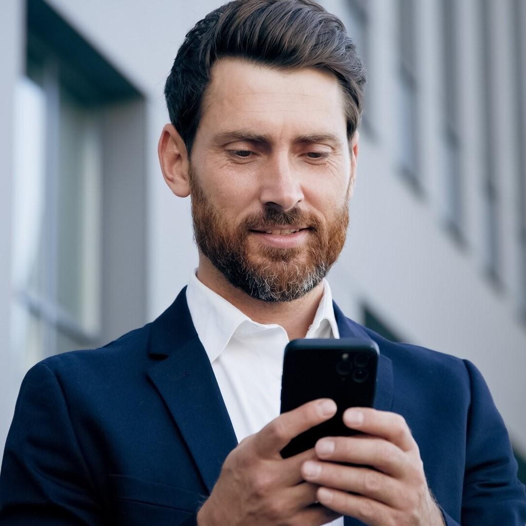 zufriednheitsgarantie-person-smartphone-1-1 komprimiert-gespiegelt.jpg