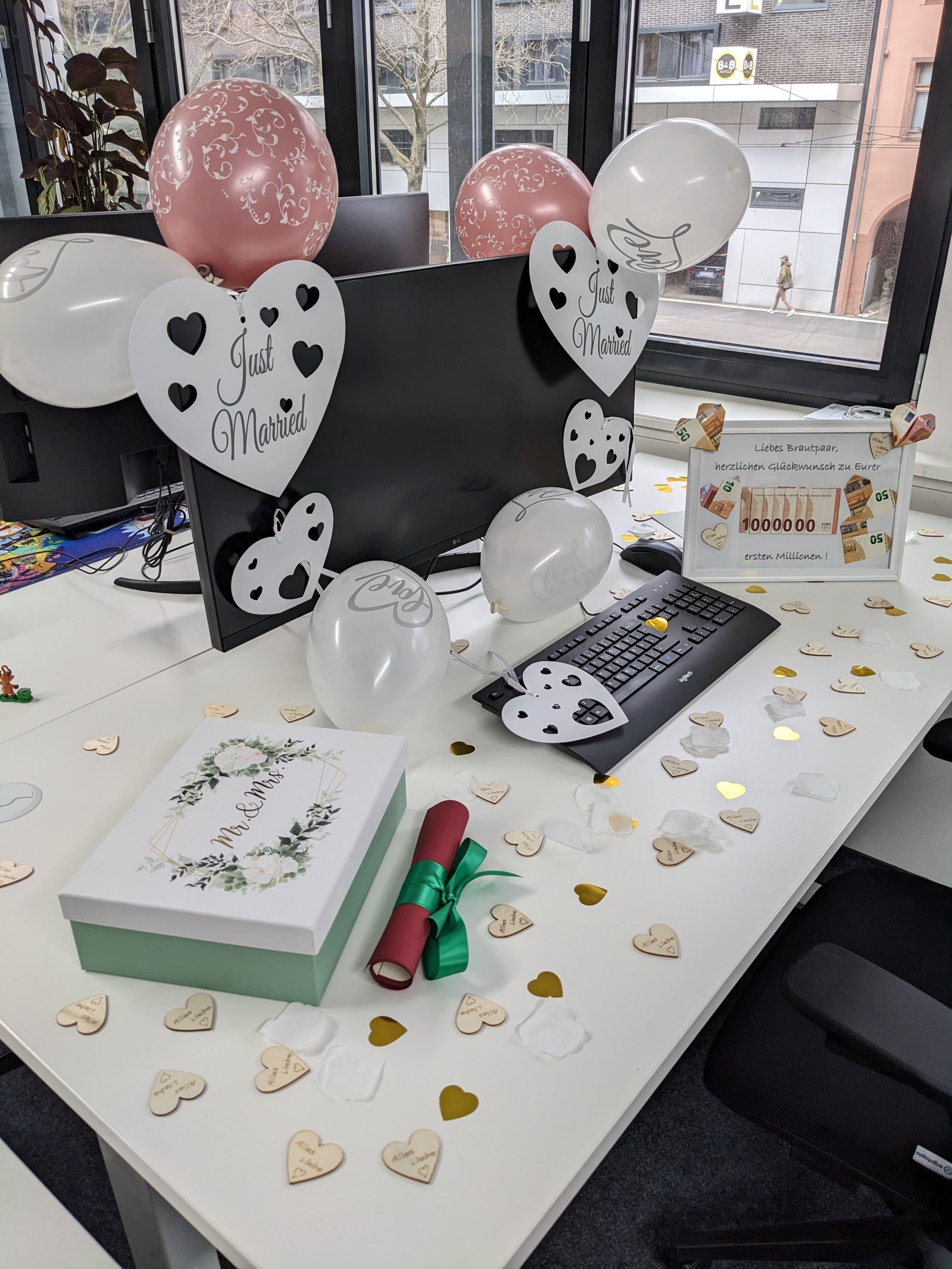 Geschmückter Arbeitsplatz zur Hochzeit