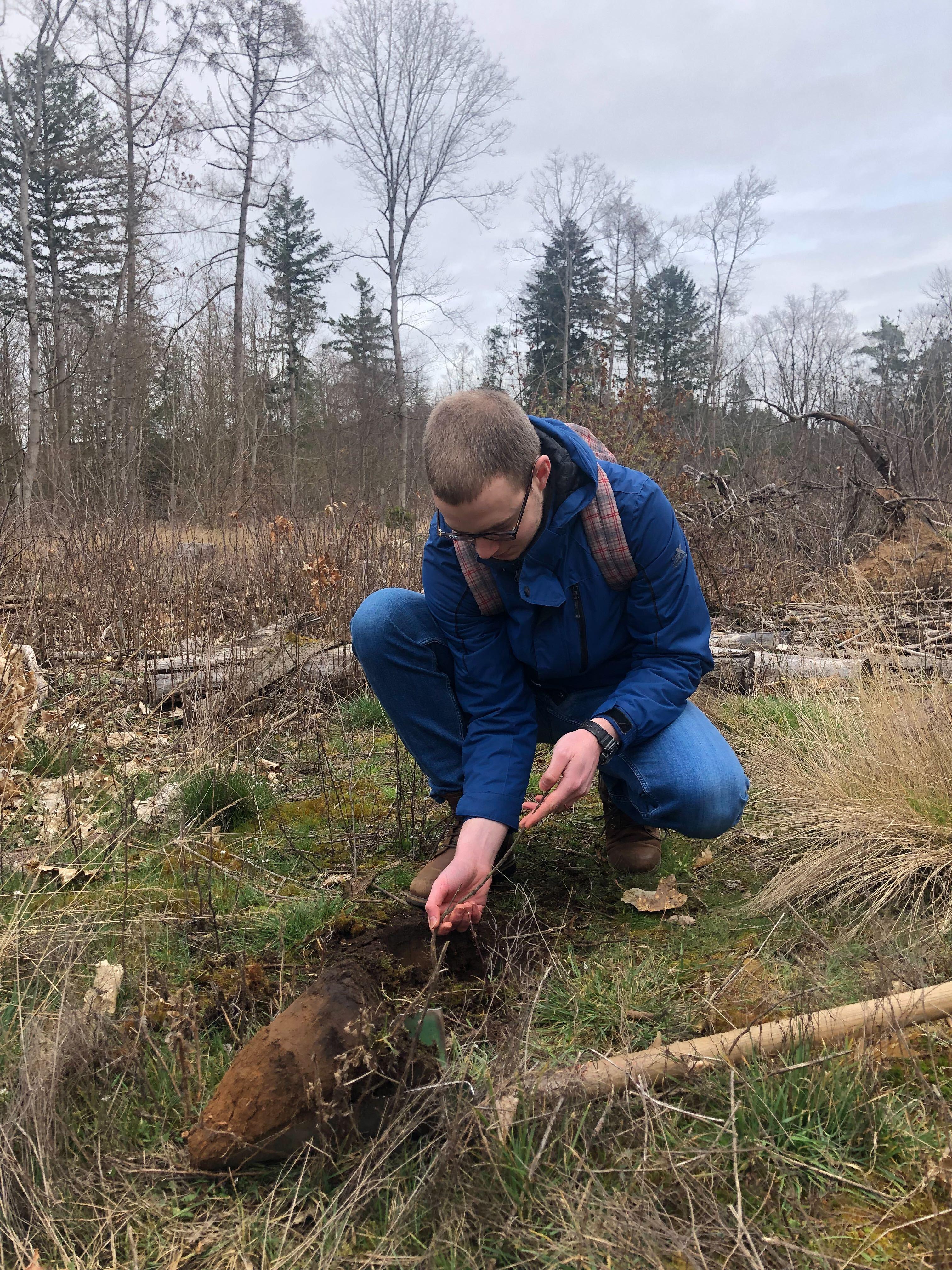 Elias während der Baumpflanzaktion im Feld