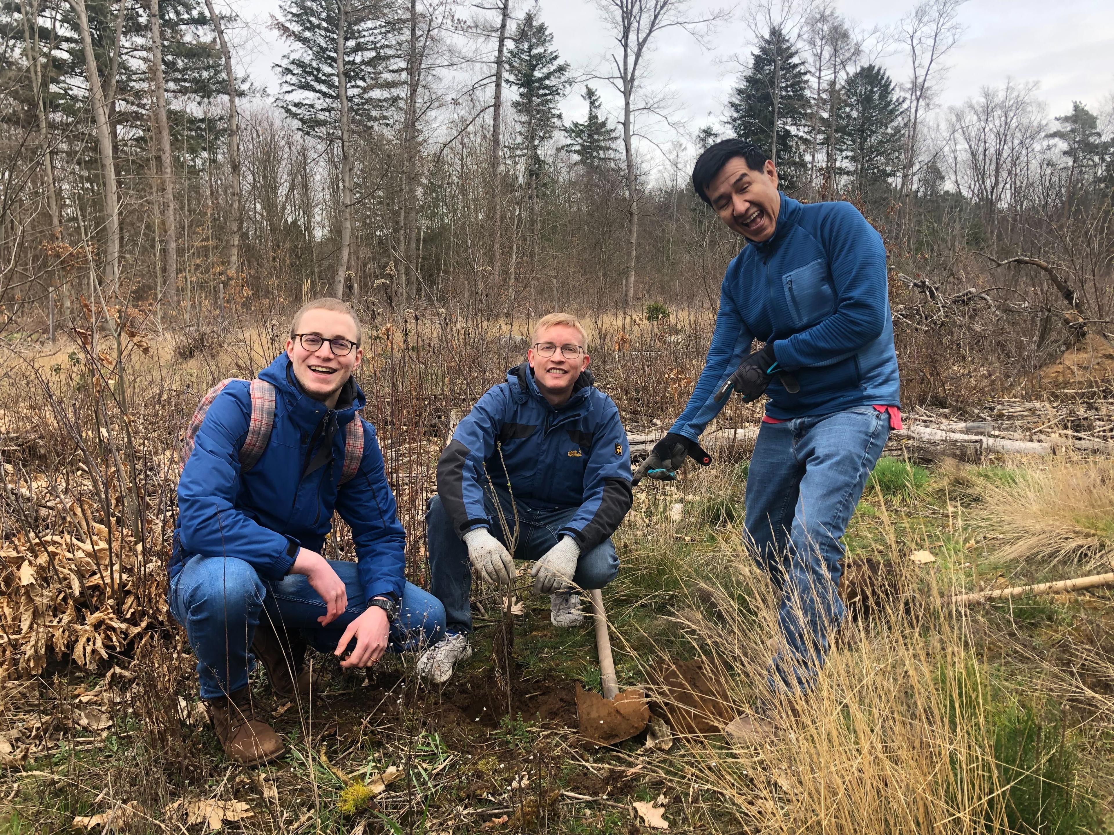 Qytera Team während der Baumpflanzaktion im Feld