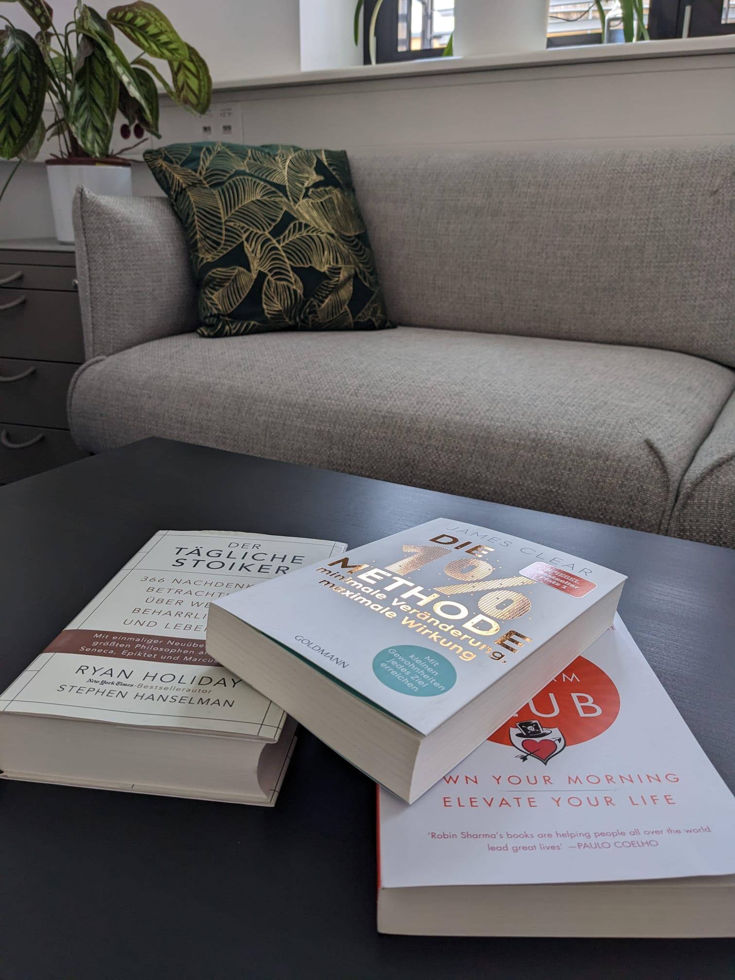 Bücher im Qytera Office