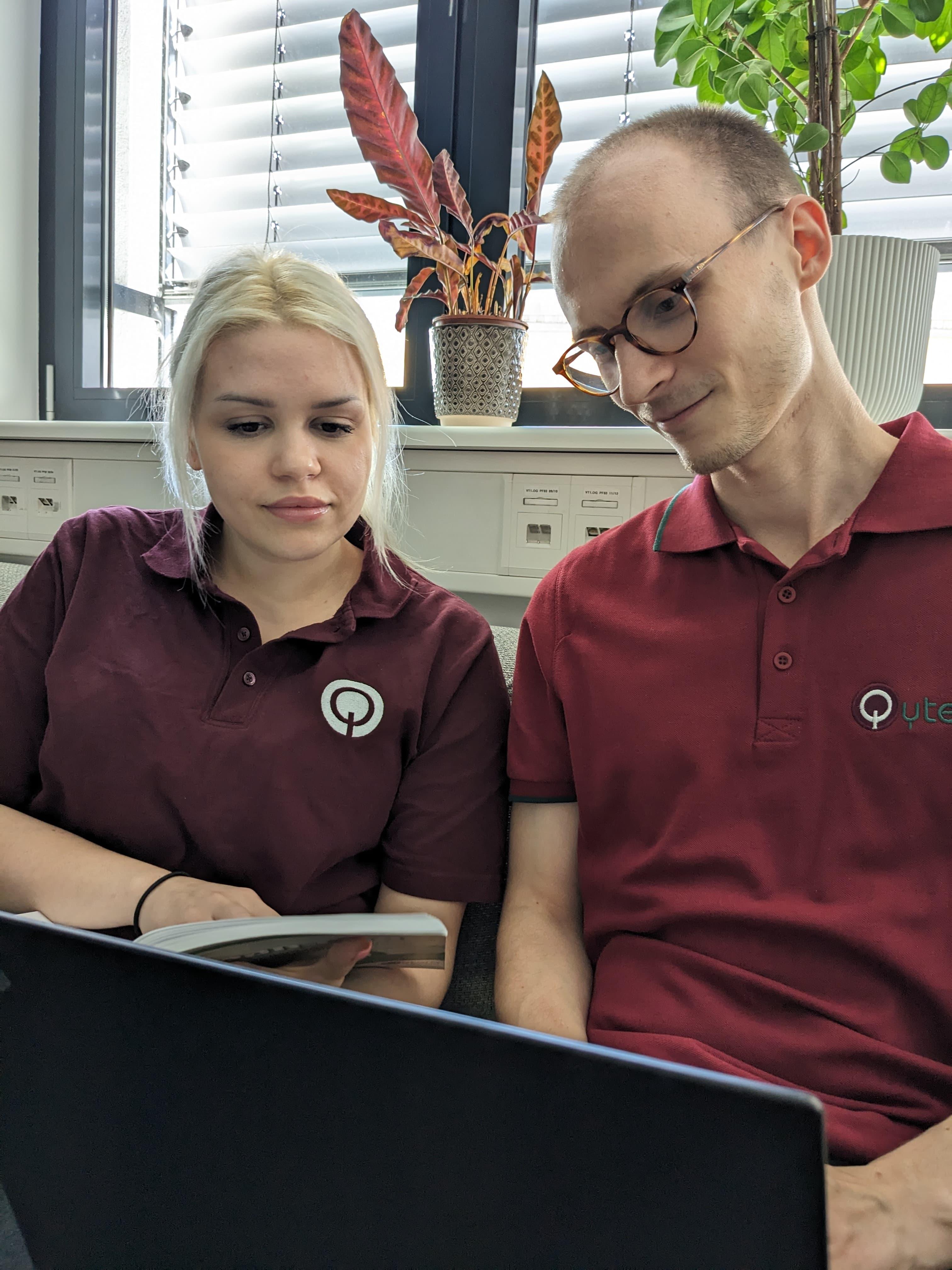 Vlada und Sebastian am Laptop